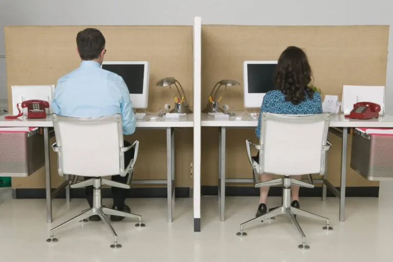 Cubicle-vs.-open-space-kancelarie